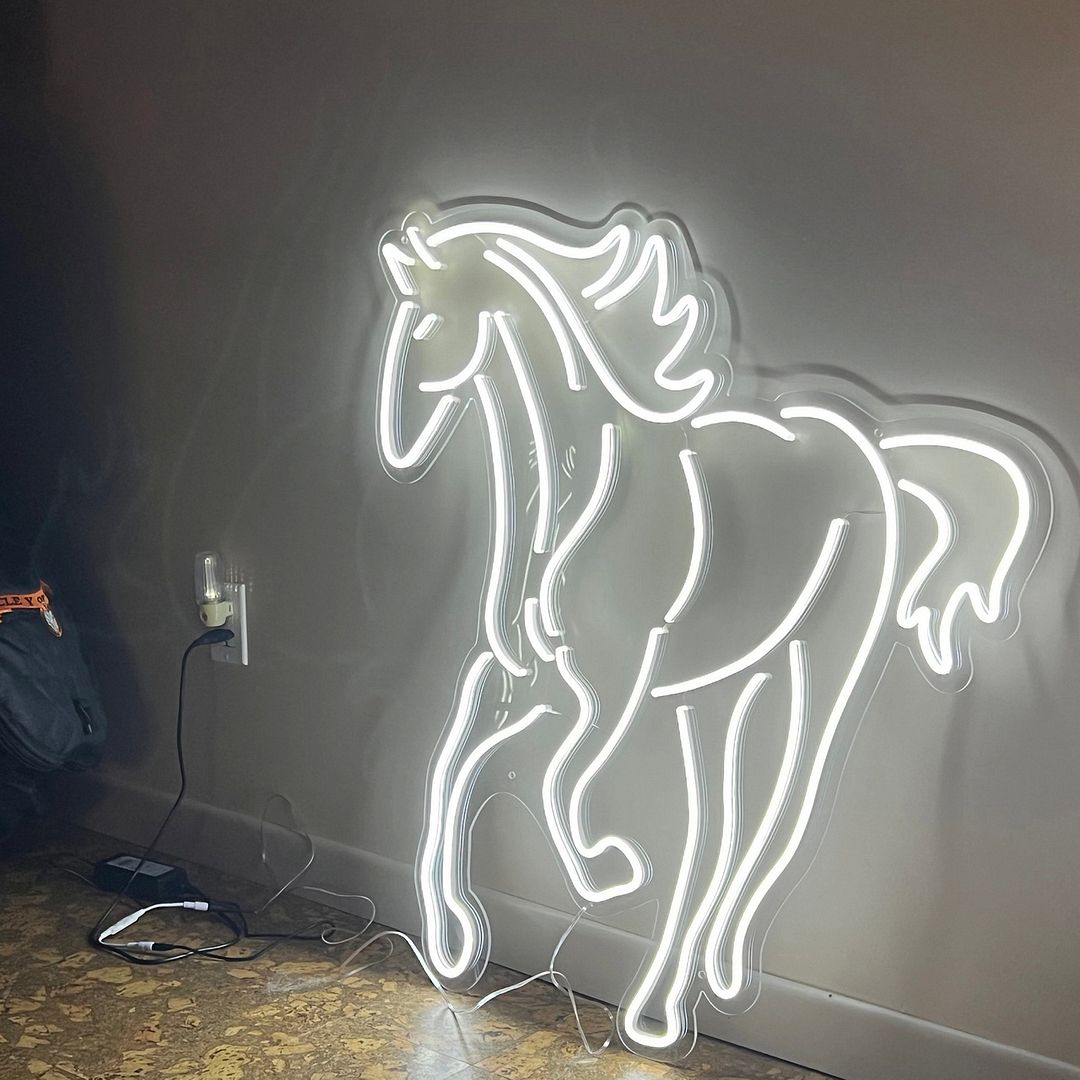 Neon Med Horse Brush – Graham Equine